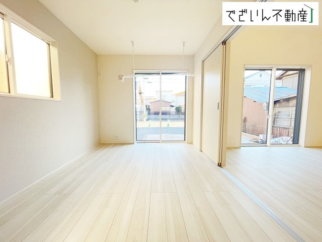 【洋室】 | blooming garden行田市桜町1丁目　【平屋】新築住宅 | クローゼット完備で、お洋服やカバンをまとめて収納できる洋室。余計な家具を置かなくて済み、お部屋を広々と自由に使えます。窓からはお庭や空が見え、視覚的にもリラックスできます♪
現地(2026年1月撮影)
