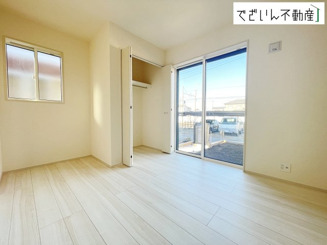 【洋室】 | blooming garden行田市桜町1丁目　【平屋】新築住宅 | 2面に窓がある明るい洋室。明るい木目の床が、お部屋全体を優しい雰囲気に包み込みます。子供部屋としても、落ち着いた寝室としても使いやすい広さです。
現地(2026年1月撮影)