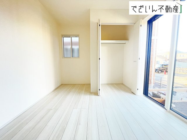 【洋室】 | blooming garden行田市桜町1丁目　【平屋】新築住宅 | 2面に窓がある明るい洋室。明るい木目の床が、お部屋全体を優しい雰囲気に包み込みます。子供部屋としても、落ち着いた寝室としても使いやすい広さです。
現地(2026年1月撮影)