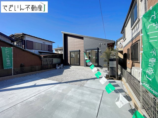 【外観】 | blooming garden行田市桜町1丁目　【平屋】新築住宅 | 陽当たり良好な広々としたお庭が自慢の平屋。お子様と一緒に本格的な家庭菜園を楽しんだり、夏にはビニールプールを広げて思いっきり水遊びを満喫したりできるゆとりの空間です♪
現地(2026年1月撮影)