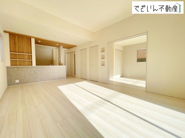 【居間・リビング】 | blooming garden行田市桜町1丁目　【平屋】新築住宅 | 木の温もりが感じられる広々LDK。高い天井が開放感を演出し、掃き出し窓からは心地よい光が差し込みます。ご家族みんなが自然と集まりたくなるような、居心地の良いリビングです。
現地(2026年1月撮影)