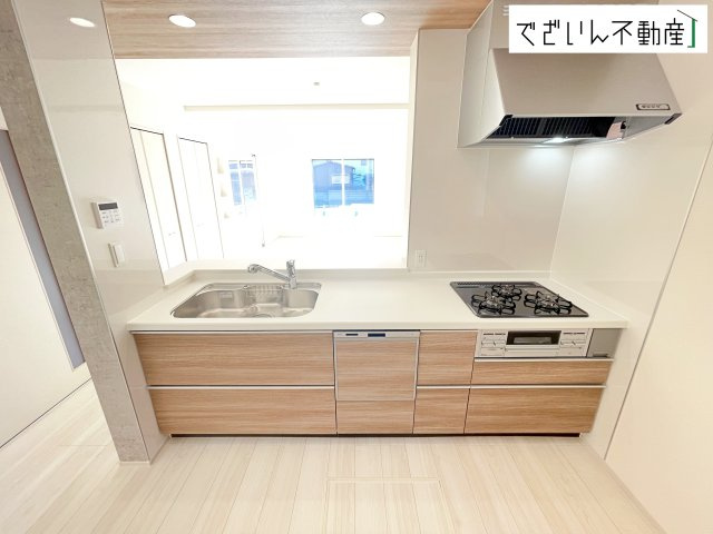 【キッチン】 | blooming garden行田市桜町1丁目　【平屋】新築住宅 | お料理をしながらリビング全体を見渡せる対面キッチン。遊んでいるお子様の様子や、テレビを見ながらくつろぐご家族との会話も自然と弾みます。お部屋全体が明るく開放感にあふれます。
現地(2026年1月撮影)