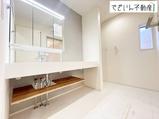 【独立洗面台】 | blooming garden行田市桜町1丁目　【平屋】新築住宅 | 三面鏡洗面化粧台は、鏡の裏に小物を収納できてとっても便利！おしゃれな洗面化粧台で朝の準備も気分があがりますね♪
現地(2026年1月撮影)