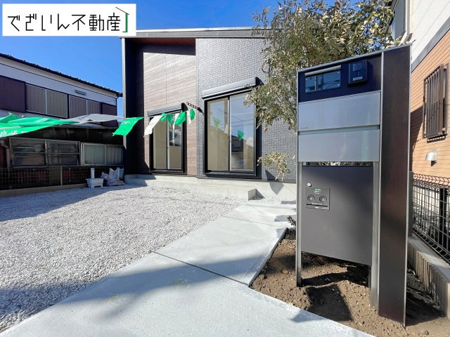 【外観】 | blooming garden行田市桜町1丁目　【平屋】新築住宅 | 木目調のアクセントが映える、モダンで落ち着いた外観デザイン。青空が広く感じられる開放的な住環境です。平屋ならではの安定感があり、地震にも強い構造が魅力です。
現地(2026年1月撮影)