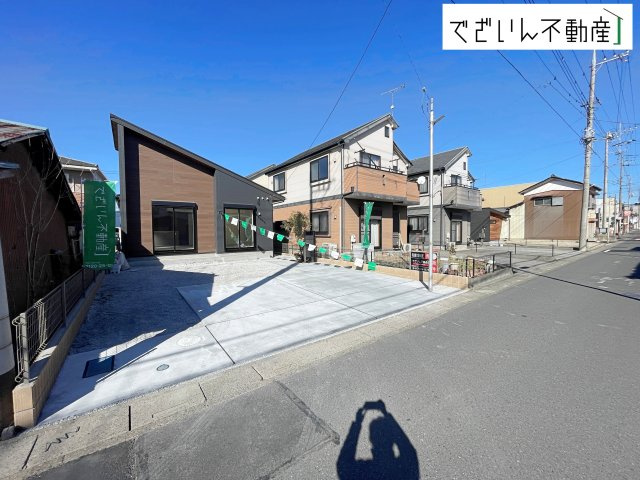 【前面道路含む現地写真】 | blooming garden行田市桜町1丁目　【平屋】新築住宅 | ガーデニングやDIYなど趣味の時間を楽しむのにぴったりです！これだけ広いスペースがあれば、大型の物置を設置しても余裕があります。休日が待ち遠しくなるお庭ですね♪
現地(2026年1月撮影)