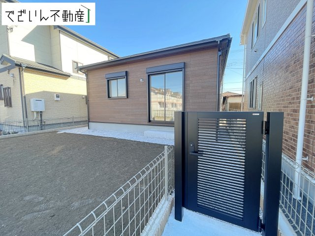 【外観】 | blooming garden行田市桜町1丁目　【平屋】新築住宅 | 家の北側も、しっかりとスペースが確保されており、風通しも良好！エアコンの室外機など、目立たせたくないものの配置も工夫できます。隣地との距離もあり、圧迫感を感じさせません。
現地(2026年1月撮影)