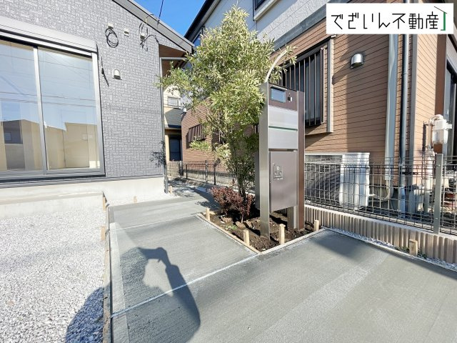【庭】 | blooming garden行田市桜町1丁目　【平屋】新築住宅 | ここから始まる「日常」はご家族にとって大切で貴重な時間。ご家族皆さんが笑顔に包まれる素敵な生活が待っていることでしょう。
現地(2026年1月撮影)