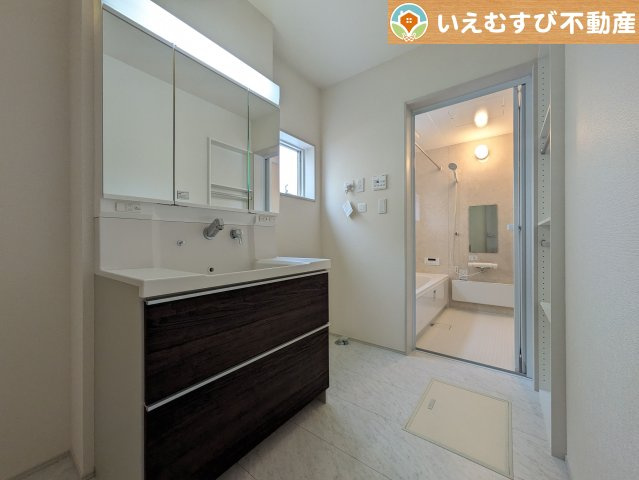 Livele Garden.S　深谷東方第2の独立洗面台|3面ミラーの後ろは収納スペースを完備
生活感のあるものは隠して、スッキリシンプルな洗面台に！清潔感のある空間♪