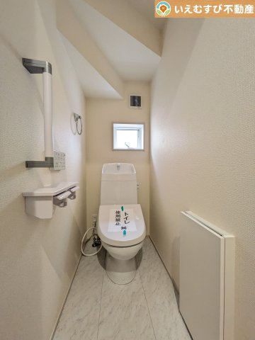 Livele Garden.S　深谷東方第2のトイレ|シンプルで清潔感のあるトイレ
窓付きで明るく、お掃除しやすいシンプルな空間♪