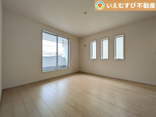 Livele Garden.S　深谷東方第2の洋室|2面採光で明るい居室
たっぷりの採光で自然光の差し込む明るいお部屋！新生活を想像すると楽しみが増しますね♪