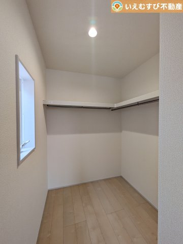 Livele Garden.S　深谷東方第2の収納|たっぷりの収納力を備えたウォークインクローゼット
たくさん収納できるので季節物やかさばるバッグなども片付きます♪