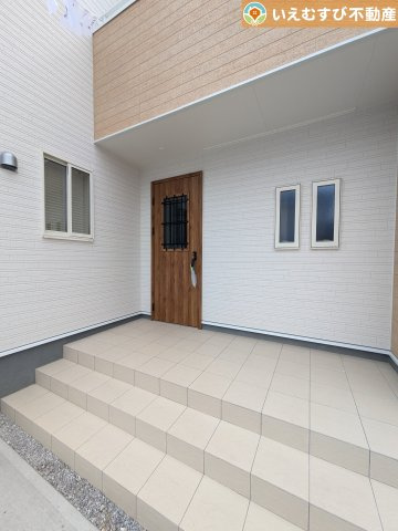 Livele Garden.S　深谷東方第2のエントランス|雨が防げる広々エントランス
駐車場からアクセスの良いエントランス。雨の日や荷物が多くても安心の動線♪