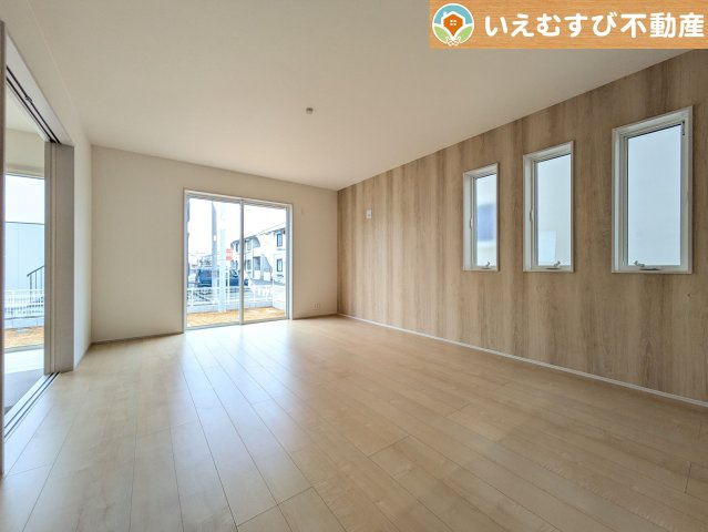 Livele Garden.S　深谷東方第2の居間・リビング|自然光で満たされる明るく開放感溢れるリビング
たっぷりの採光で明るい空間。家族みんなでくつろげます♪