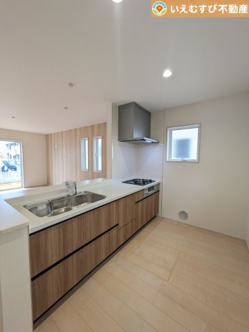 Livele Garden.S　深谷東方第2のキッチン|リビングのお子様を見守りながらお料理ができる対面キッチン
様子を見たり会話をしながら過ごせるキッチンで楽しく料理ができますね！