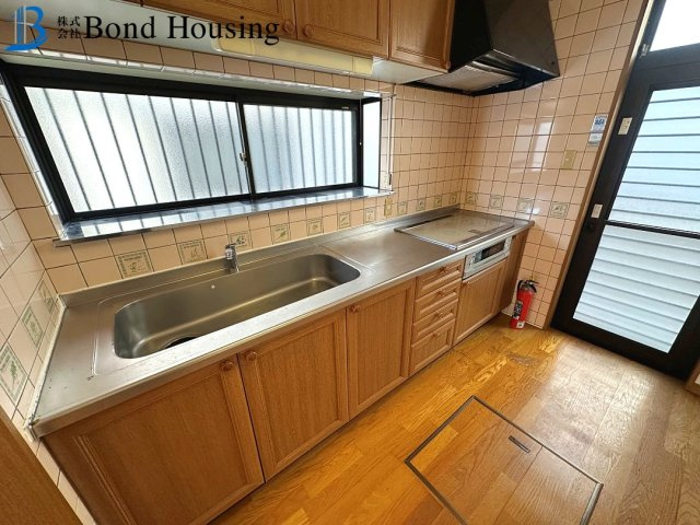 JR西明石駅徒歩２０分　リフォ歴有　西区王塚台１丁目　中古戸建の前面道路含む現地写真