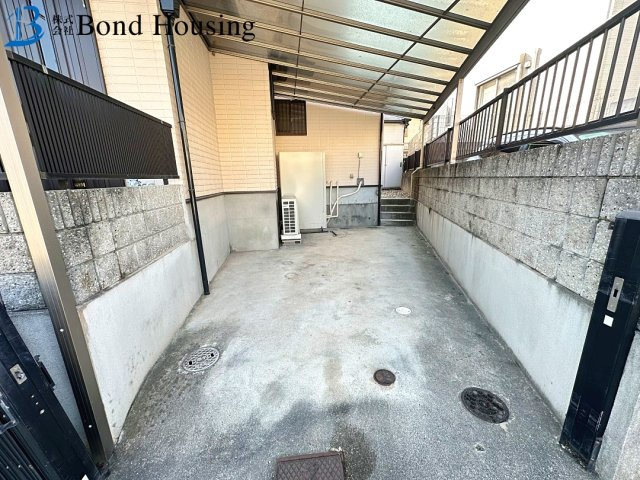 JR西明石駅徒歩２０分　リフォ歴有　西区王塚台１丁目　中古戸建の駐車場