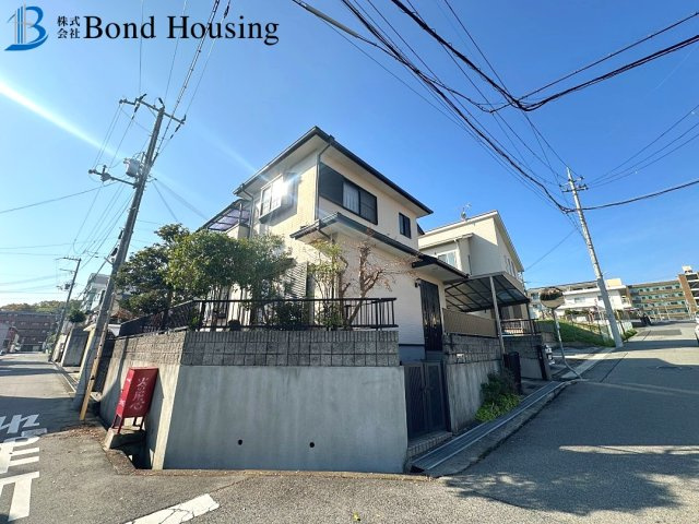 JR西明石駅徒歩２０分　リフォ歴有　西区王塚台１丁目　中古戸建の前面道路含む現地写真