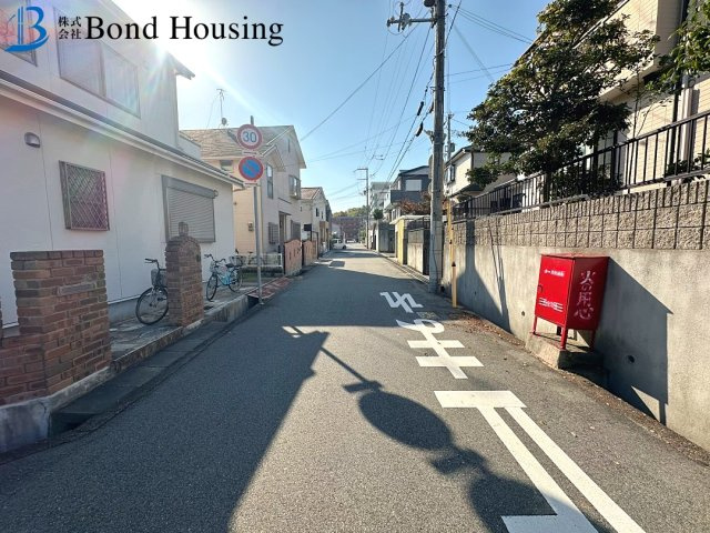 JR西明石駅徒歩２０分　リフォ歴有　西区王塚台１丁目　中古戸建の前面道路含む現地写真