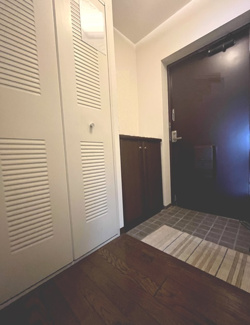 【玄関】 | コンセボール21多摩　大家族も伸び伸び！生活動線が被らない！トイレ・お風呂・キッチン２か所！ | 二つに分かれた玄関。程よい距離感を保てます。