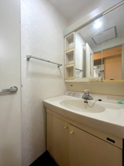 【独立洗面台】 | コンセボール21多摩　大家族も伸び伸び！生活動線が被らない！トイレ・お風呂・キッチン２か所！ | 洗面台が二つに分かれているので、忙しい朝も込み合いません。