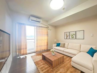 【居間・リビング】 | コンセボール21多摩　大家族も伸び伸び！生活動線が被らない！トイレ・お風呂・キッチン２か所！ | ※CGで家具の配置イメージ画像を生成しています。実際にはこれらの家具はなく、また価格に家具は含まれません。