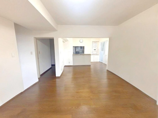 【居間・リビング】 | コンセボール21多摩　大家族も伸び伸び！生活動線が被らない！トイレ・お風呂・キッチン２か所！ | ※本画像は居住者様の家具をCGで消した画像であり、現況と異なる可能性がございます。 