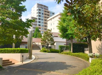 【外観】 | コンセボール21多摩　大家族も伸び伸び！生活動線が被らない！トイレ・お風呂・キッチン２か所！ | 住民の方が自然と触れ合えるよう自生した植物を活かした敷地内