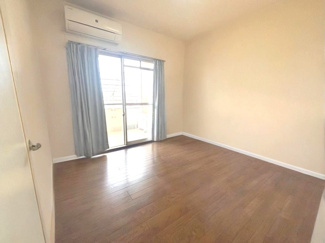 【洋室】 | コンセボール21多摩　大家族も伸び伸び！生活動線が被らない！トイレ・お風呂・キッチン２か所！ | 和室から洋室に変更している為、家具の配置もしやすく快適な住空間！
※本画像は居住者様の家具をCGで消した画像であり、現況と異なる可能性がございます。 