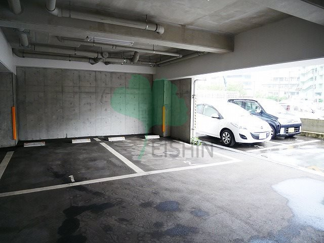 グランパーク県庁前の駐車場