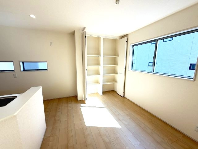 第3富士見町時沢　新築戸建　2号棟の居間・リビング|リビング１角にある収納スペースです。日用品の収納にいかがでしょうか。