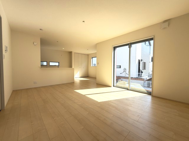 第3富士見町時沢　新築戸建　2号棟の居間・リビング|人気の対面式キッチンを配した空間はお好みの家具も合わせやすく、家族がくつろぐ快適な空間造りをサポート。窓からは明るい陽光が差し込みます。