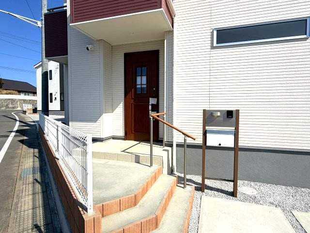 第3富士見町時沢　新築戸建　2号棟の玄関|おしゃれな玄関です。便利な手すり付きです。