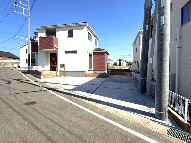 第3富士見町時沢　新築戸建　2号棟の駐車場|駐車場最大４台駐車可能です。
前面道路も広々していて開放的な立地ですよ！