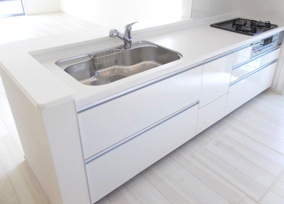 第3富士見町時沢　新築戸建　2号棟のキッチン|人気のカウンターキッチン採用です☆ゴミ出しに便利な勝手口付き！
コンロも３口ご用意しています！調理スペースも広くストレスなくお料理できます。
浄水器つきなので美味しいお水も飲めますよ♪