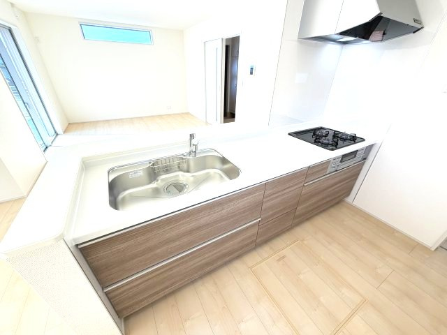 第3富士見町時沢　新築戸建　2号棟のキッチン|人気のカウンターキッチン採用です☆ゴミ出しに便利な勝手口付き！
コンロも３口ご用意しています！調理スペースも広くストレスなくお料理できます。
浄水器つきなので美味しいお水も飲めますよ♪