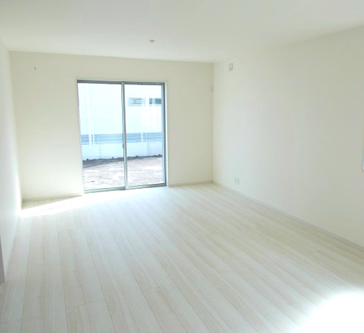 第3富士見町時沢　新築戸建　2号棟の居間・リビング|19.5帖広々リビング。人気の対面式キッチンを配した空間はお好みの家具も合わせやすく、家族がくつろぐ快適な空間造りをサポート。窓からは明るい陽光が差し込みます。