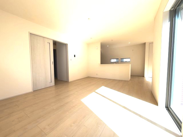 第3富士見町時沢　新築戸建　2号棟の居間・リビング|19.5帖広々リビング。人気の対面式キッチンを配した空間はお好みの家具も合わせやすく、家族がくつろぐ快適な空間造りをサポート。窓からは明るい陽光が差し込みます。