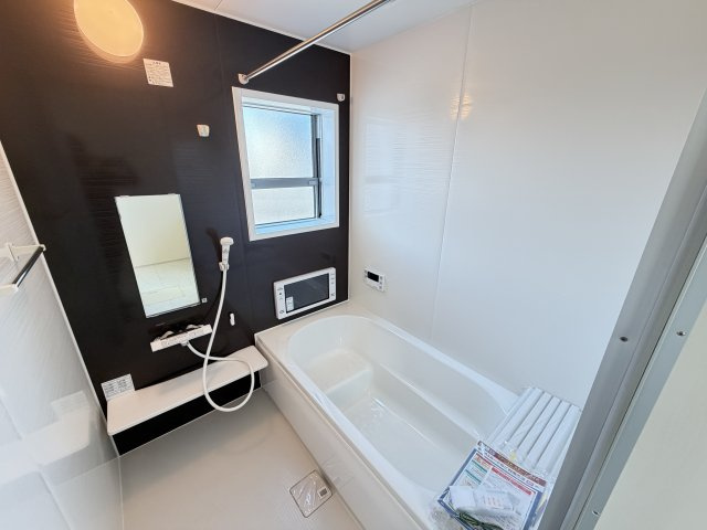 第3富士見町時沢　新築戸建　2号棟の浴室|１坪タイプのフルオートバスです！
足を延ばして入れる広さなので一日の疲れも癒されますよ♪
室内物干しや浴室乾燥機もあるのでお天気の悪い日にはランドリースペースとしてもご利用できます！
