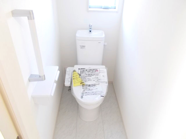 第3富士見町時沢　新築戸建　2号棟のトイレ|1階トイレです。清潔感のある白を基調としています。
温水洗浄・便座暖房機能の付いた快適なトイレです☆