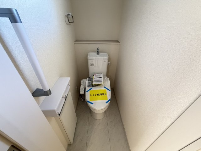 第3富士見町時沢　新築戸建　2号棟のトイレ|1階トイレです。清潔感のある白を基調としています。
温水洗浄・便座暖房機能の付いた快適なトイレです☆