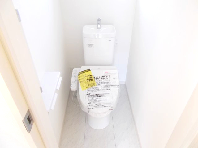第3富士見町時沢　新築戸建　2号棟のトイレ|2階トイレです。清潔感のある白を基調としています。