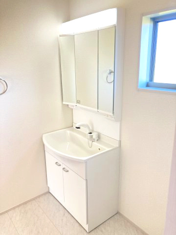 第3富士見町時沢　新築戸建　2号棟の独立洗面台|シャワー水栓付き洗面台で朝の身支度もバッチリです！
洗面台には収納スペースもあり洗面室もすっきり片付きますよ！