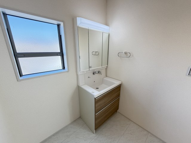 第3富士見町時沢　新築戸建　2号棟の独立洗面台|シャワー水栓付き洗面台で朝の身支度もバッチリです！
洗面台には収納スペースもあり洗面室もすっきり片付きますよ！