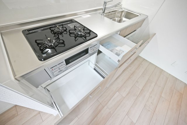 サンマンション江坂のキッチン|調理台下いっぱいに収納庫を設けたキッチンユニットです。