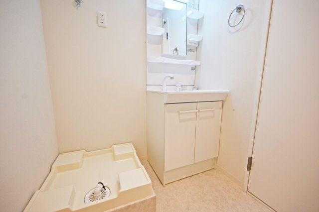 サンマンション江坂の独立洗面台|鏡裏と洗面台下にも収納があり、タオルなどの日用品やスキンケア用品などもたくさんしまえてすっきりとした空間を保つことができます。