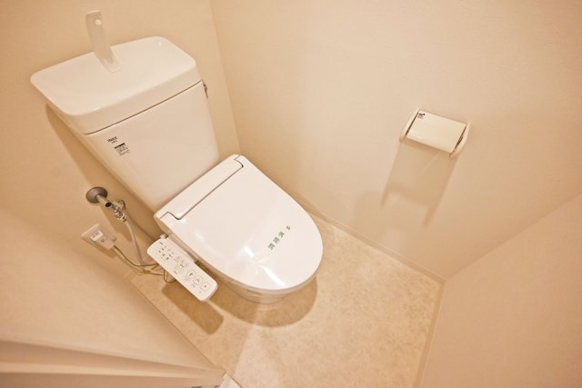 サンマンション江坂のトイレ|温水洗浄便座付きで快適にご利用いただけます。