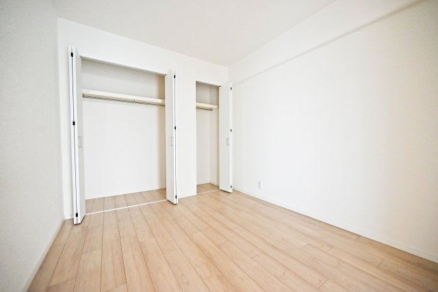 サンマンション江坂の洋室|収納庫内には枕棚とハンガーレールを配置しています。