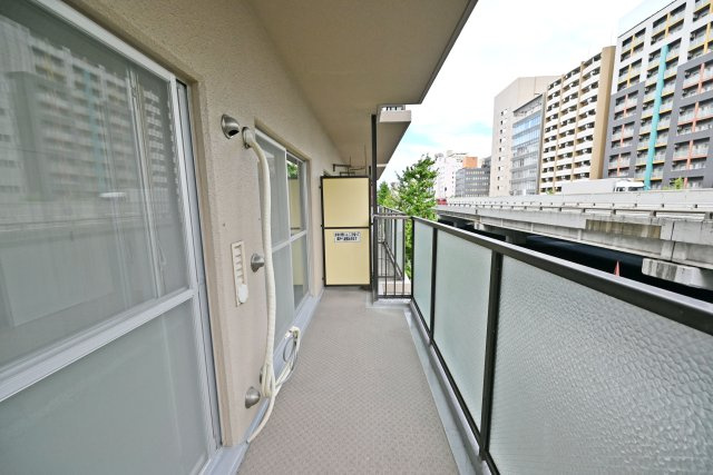 サンマンション江坂のバルコニー|東向きのバルコニーで気持ちの良い朝を迎えられます。