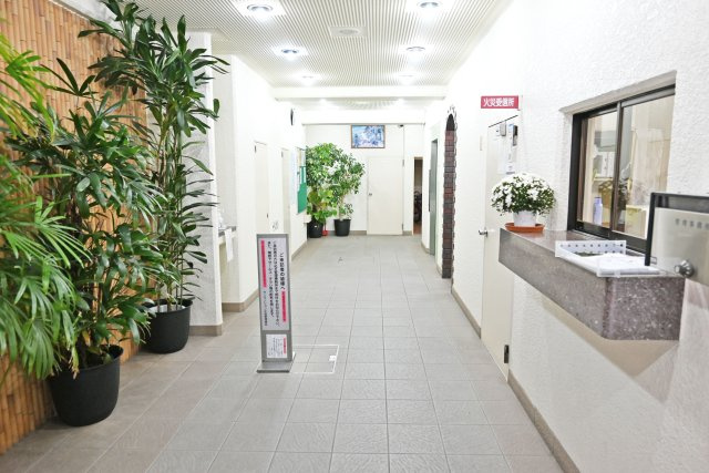 サンマンション江坂のエントランス|マンションを印象付ける大切な場所のエントランスは、明るく・清潔感が溢れ広々としています。