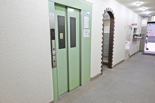 サンマンション江坂のその他共用部分|エレベーター付きで忙しい朝も少しゆとりが生まれそうです。